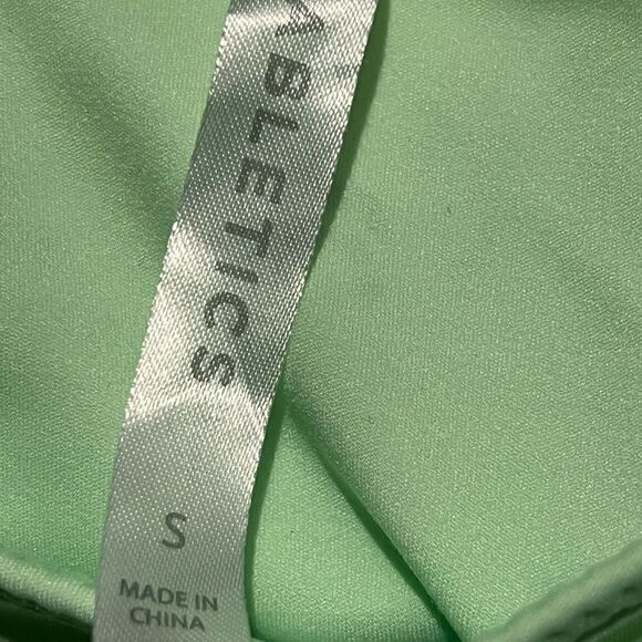 Fabletics High-Waisted Motion365® Color Block Shorts and crop top set - Picture 7 of 13